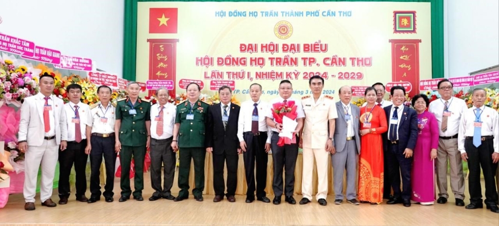 CEO Trần Đình Hưng trao tặng tượng đồng Hưng Đạo đại vương tại Hội đồng Họ Trần TP. Cần Thơ