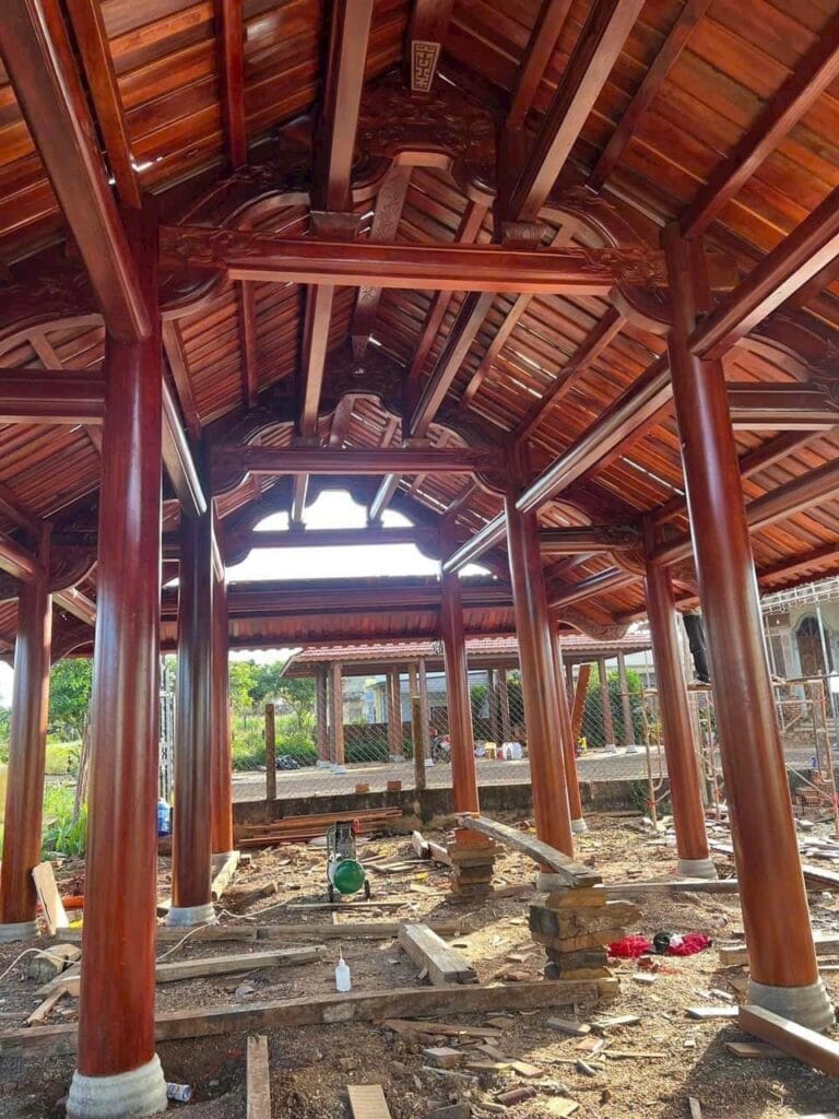 nhà gỗ Sến đang thi công